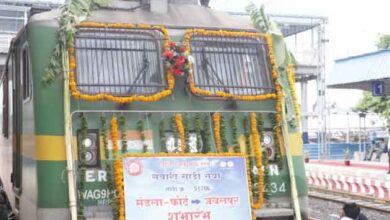 मंडलाफोर्ट रेलवे स्टेशन पर सांसद फग्गन सिंह कुलस्ते नई रेल सेवाओं को हरी झंडी दिखाते हुए
