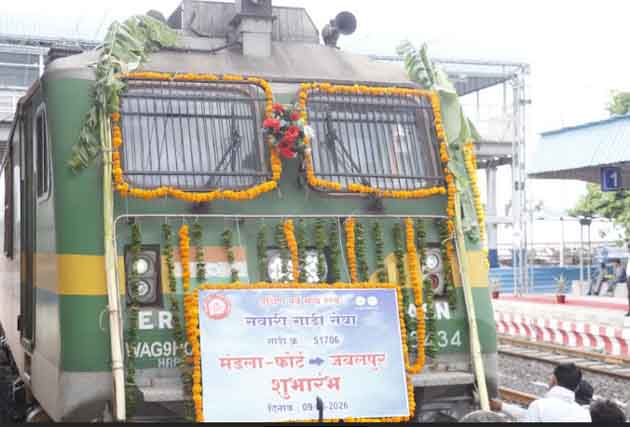 मंडलाफोर्ट रेलवे स्टेशन पर सांसद फग्गन सिंह कुलस्ते नई रेल सेवाओं को हरी झंडी दिखाते हुए
