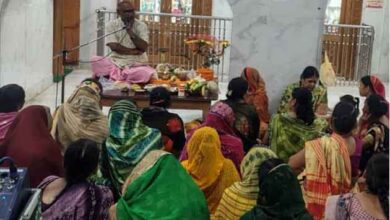छिंदवाड़ा के श्रीराम मंदिर छोटी बाजार में आयोजित प्रभु कथा में शामिल श्रद्धालु