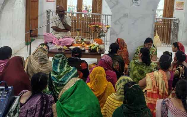 पुरुषोत्तम मास में श्रीराम मंदिर छोटी बाजार में गूंज रही प्रभु कथा | Dainik Yashonnati छिंदवाड़ा के श्रीराम मंदिर छोटी बाजार में आयोजित प्रभु कथा में शामिल श्रद्धालु