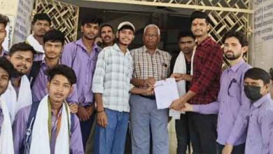 छिंदवाड़ा के पीजी कॉलेज में परीक्षा परिणाम सुधार की मांग को लेकर ज्ञापन सौंपते एनएसयूआई कार्यकर्ता और विद्यार्थी।
