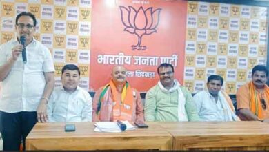 छिंदवाड़ा में भाजपा किसान मोर्चा की बैठक के दौरान कार्यक्रम की रणनीति पर चर्चा करते पदाधिकारी।