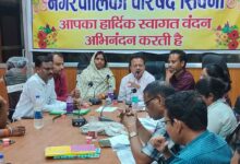 सिवनी नगर पालिका समीक्षा बैठक में शामिल अध्यक्ष और पार्षदगण