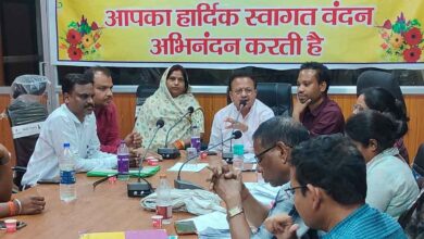 सिवनी नगर पालिका समीक्षा बैठक में शामिल अध्यक्ष और पार्षदगण