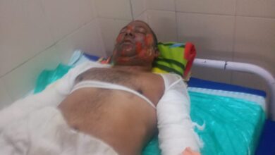 सिवनी में नरवाई की आग हादसे के बाद शिक्षक परिवार की स्थिति, घायल दंपति को अस्पताल ले जाते लोग