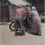 वार्ड 12 बूढ़ी में शराब दुकान के बाहर शराबियों का फूल-माला पहनाकर स्वागत करती महिलाएं विरोध प्रदर्शन करती हुई।
