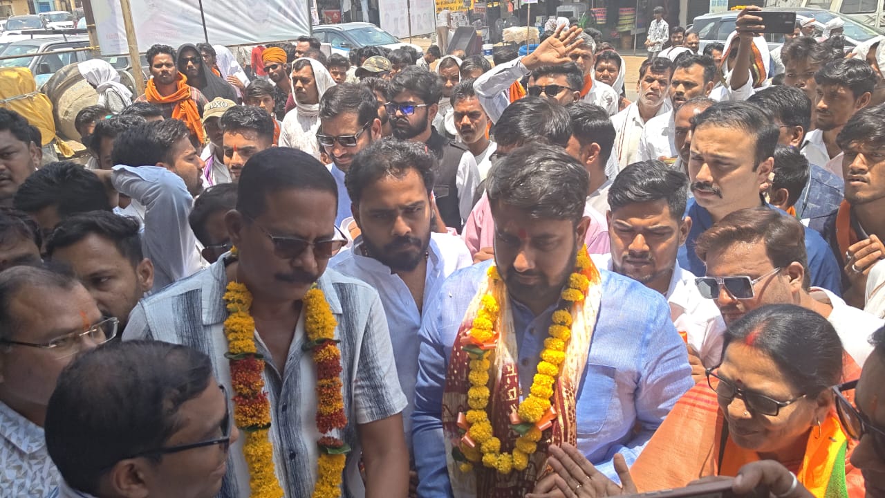 भाजयुमो प्रदेश अध्यक्ष श्याम टेलर का सिवनी में भव्य स्वागत करते भाजपा युवा मोर्चा कार्यकर्ता