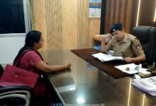 सिवनी पुलिस अधीक्षक कृष्ण लालचंदानी जनसुनवाई में नागरिकों की समस्याएं सुनते हुए