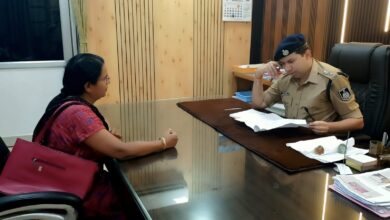 सिवनी पुलिस अधीक्षक कृष्ण लालचंदानी जनसुनवाई में नागरिकों की समस्याएं सुनते हुए