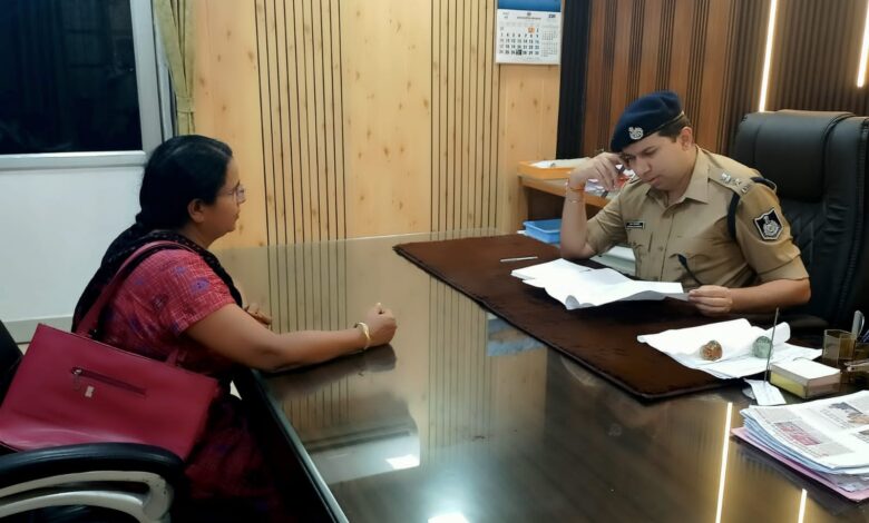 सिवनी पुलिस अधीक्षक कृष्ण लालचंदानी जनसुनवाई में नागरिकों की समस्याएं सुनते हुए