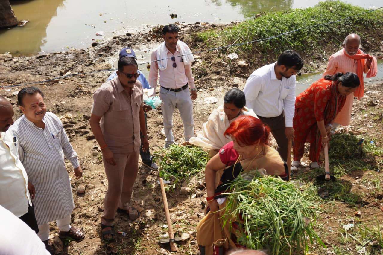 गंगा दशहरा पर विधायक दिनेश राय मुनमुन ने दिया जल संरक्षण का संदेश, वैनगंगा घाट पर हुआ भव्य आयोजन | Dainik Yashonnati वैनगंगा घाट पर जल गंगा संवर्धन अभियान में शामिल विधायक दिनेश राय मुनमुन