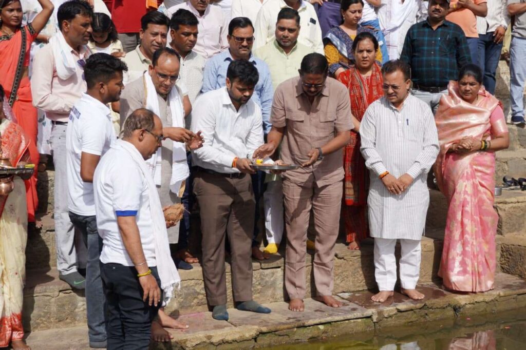 गंगा दशहरा पर विधायक दिनेश राय मुनमुन ने दिया जल संरक्षण का संदेश, वैनगंगा घाट पर हुआ भव्य आयोजन | Dainik Yashonnati वैनगंगा घाट पर जल गंगा संवर्धन अभियान में शामिल विधायक दिनेश राय मुनमुन