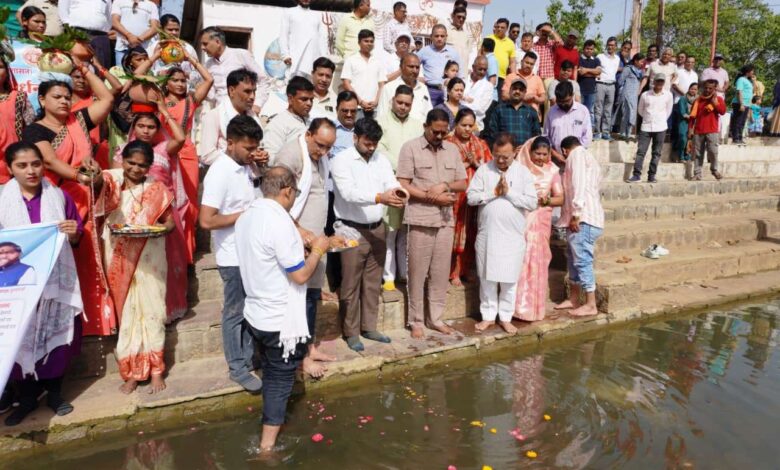 गंगा दशहरा पर विधायक दिनेश राय मुनमुन ने दिया जल संरक्षण का संदेश, वैनगंगा घाट पर हुआ भव्य आयोजन | Dainik Yashonnati वैनगंगा घाट पर जल गंगा संवर्धन अभियान में शामिल विधायक दिनेश राय मुनमुन