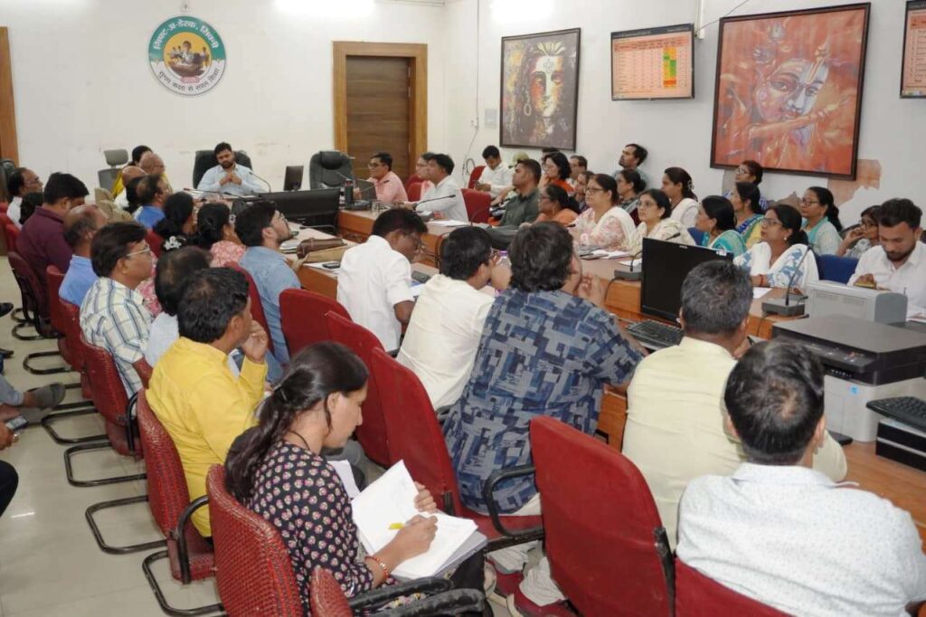 सिवनी में स्वास्थ्य विभाग को सख्त निर्देश, गर्भवती महिलाओं की जांच और बच्चों के टीकाकरण पर विशेष फोकस | Dainik Yashonnati सिवनी में जिला स्वास्थ्य समिति की समीक्षा बैठक