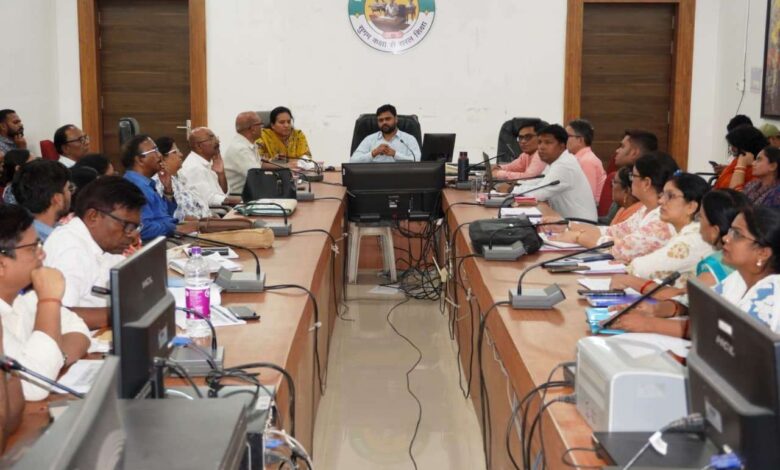 सिवनी में स्वास्थ्य विभाग को सख्त निर्देश, गर्भवती महिलाओं की जांच और बच्चों के टीकाकरण पर विशेष फोकस | Dainik Yashonnati सिवनी में जिला स्वास्थ्य समिति की समीक्षा बैठक