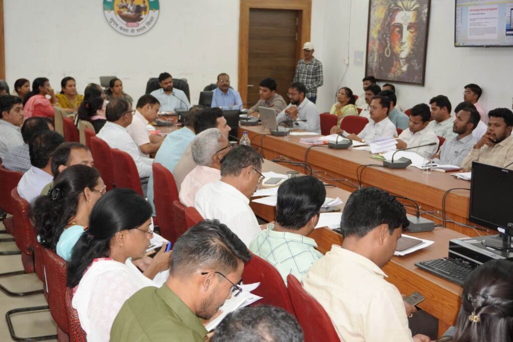 सिवनी कलेक्ट्रेट में ठोस अपशिष्ट प्रबंधन समीक्षा बैठक
