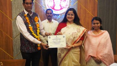 सिवनी जनगणना 2027 कार्य में उत्कृष्ट प्रगणकों को सम्मानित करते कलेक्टर नेहा मीना