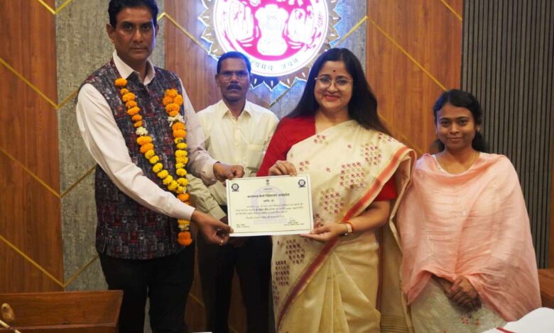 सिवनी जनगणना 2027 कार्य में उत्कृष्ट प्रगणकों को सम्मानित करते कलेक्टर नेहा मीना
