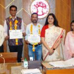 सिवनी जनगणना 2027 कार्य में उत्कृष्ट प्रगणकों को सम्मानित करते कलेक्टर नेहा मीना