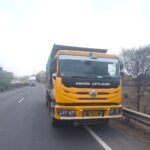 सिवनी में बिना परमिट और बीमा के चल रही यात्री बस को परिवहन विभाग द्वारा जब्त करते अधिकारी