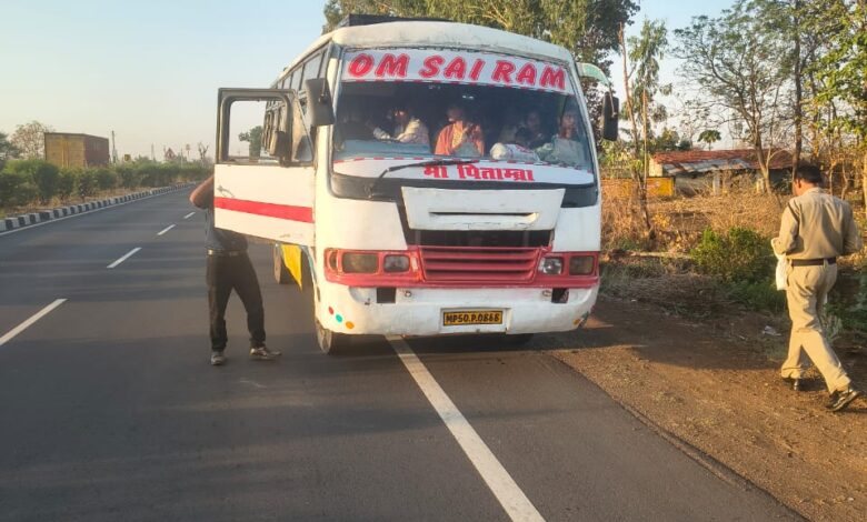 सिवनी में बिना परमिट और बीमा के चल रही यात्री बस को परिवहन विभाग द्वारा जब्त करते अधिकारी
