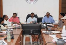 प्रभारी कलेक्टर अनिल कुमार राठौर राजस्व अधिकारियों की समीक्षा बैठक लेते हुए