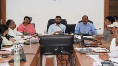 प्रभारी कलेक्टर अनिल कुमार राठौर राजस्व अधिकारियों की समीक्षा बैठक लेते हुए