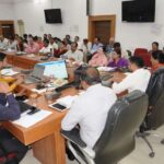 सिवनी कलेक्ट्रेट में समय-सीमा बैठक लेते प्रभारी कलेक्टर अनिल कुमार राठौर