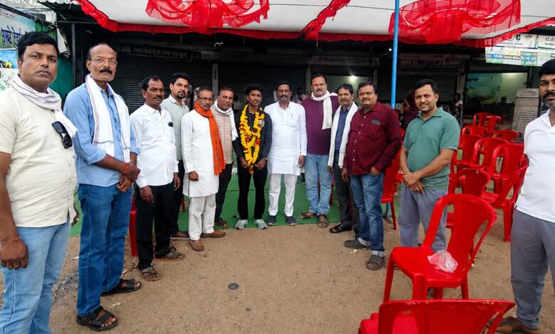 भोमा में स्वागत रैली के दौरान इंटरनेशनल यूथ गेम खिलाड़ी यश चंद्रवंशी का सम्मान