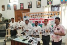सिवनी जिला कांग्रेस कार्यालय इंदिरा भवन में पत्रकार वार्ता को संबोधित करते कांग्रेस पदाधिकारी