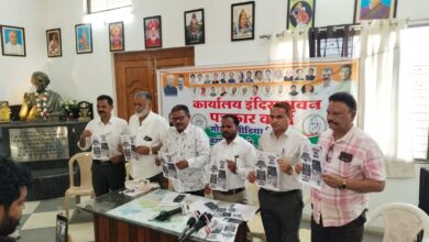 सिवनी जिला कांग्रेस कार्यालय इंदिरा भवन में पत्रकार वार्ता को संबोधित करते कांग्रेस पदाधिकारी