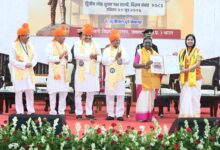 “रानी दुर्गावती विश्वविद्यालय जबलपुर के 36वें दीक्षांत समारोह में राष्ट्रपति द्रौपदी मुर्मु, राज्यपाल मंगुभाई पटेल और मुख्यमंत्री डॉ. मोहन यादव विद्यार्थियों को स्वर्ण पदक प्रदान करते हुए”