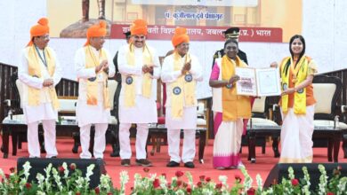 “रानी दुर्गावती विश्वविद्यालय जबलपुर के 36वें दीक्षांत समारोह में राष्ट्रपति द्रौपदी मुर्मु, राज्यपाल मंगुभाई पटेल और मुख्यमंत्री डॉ. मोहन यादव विद्यार्थियों को स्वर्ण पदक प्रदान करते हुए”