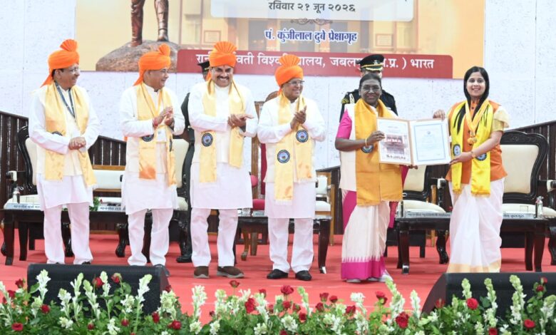 “रानी दुर्गावती विश्वविद्यालय जबलपुर के 36वें दीक्षांत समारोह में राष्ट्रपति द्रौपदी मुर्मु, राज्यपाल मंगुभाई पटेल और मुख्यमंत्री डॉ. मोहन यादव विद्यार्थियों को स्वर्ण पदक प्रदान करते हुए”