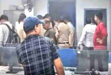 छिंदवाड़ा के परासिया रोड स्थित बैंक ऑफ इंडिया शाखा में लूट की कोशिश के बाद जांच करती पुलिस।