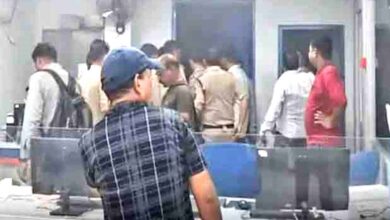 छिंदवाड़ा के परासिया रोड स्थित बैंक ऑफ इंडिया शाखा में लूट की कोशिश के बाद जांच करती पुलिस।