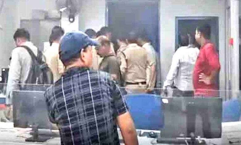 छिंदवाड़ा के परासिया रोड स्थित बैंक ऑफ इंडिया शाखा में लूट की कोशिश के बाद जांच करती पुलिस।