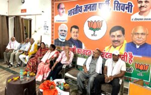जिला भाजपा कार्यालय सिवनी में आयोजित आपातकाल की 51वीं वर्षगांठ संगोष्ठी में लोकतंत्र सेनानियों का सम्मान करते भाजपा पदाधिकारी