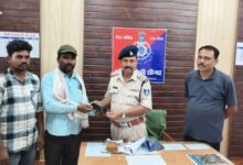 छींदा पुलिस द्वारा गुम हुआ मोबाइल लौटाते हुए