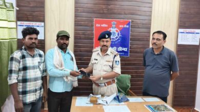 छींदा पुलिस द्वारा गुम हुआ मोबाइल लौटाते हुए