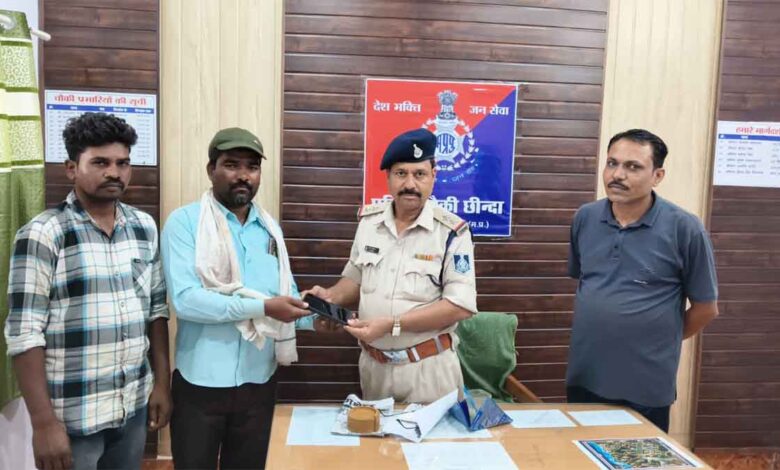 छींदा पुलिस द्वारा गुम हुआ मोबाइल लौटाते हुए