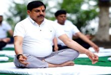 बैतूल के कुकरू में योगाभ्यास करते मुख्यमंत्री डॉ. मोहन यादव