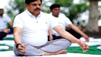 बैतूल के कुकरू में योगाभ्यास करते मुख्यमंत्री डॉ. मोहन यादव
