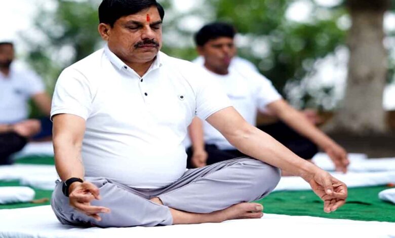 बैतूल के कुकरू में योगाभ्यास करते मुख्यमंत्री डॉ. मोहन यादव
