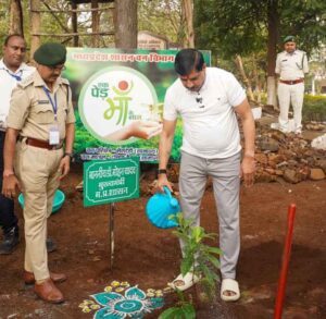 बैतूल के कुकरू में योगाभ्यास करते मुख्यमंत्री डॉ. मोहन यादव