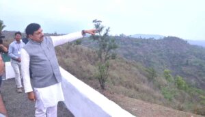 कुकरू में स्व-सहायता समूह की महिलाओं से संवाद करते मुख्यमंत्री डॉ. मोहन यादव