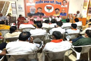 जिला भाजपा कार्यालय सिवनी में आयोजित आपातकाल की 51वीं वर्षगांठ संगोष्ठी में लोकतंत्र सेनानियों का सम्मान करते भाजपा पदाधिकारी