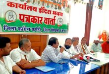 जिला कांग्रेस कार्यालय सिवनी में छात्रों की गूंज अभियान के दौरान पत्रकार वार्ता को संबोधित करते जिला कांग्रेस अध्यक्ष नरेश मरावी