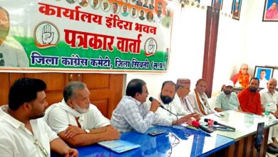 जिला कांग्रेस कार्यालय सिवनी में छात्रों की गूंज अभियान के दौरान पत्रकार वार्ता को संबोधित करते जिला कांग्रेस अध्यक्ष नरेश मरावी