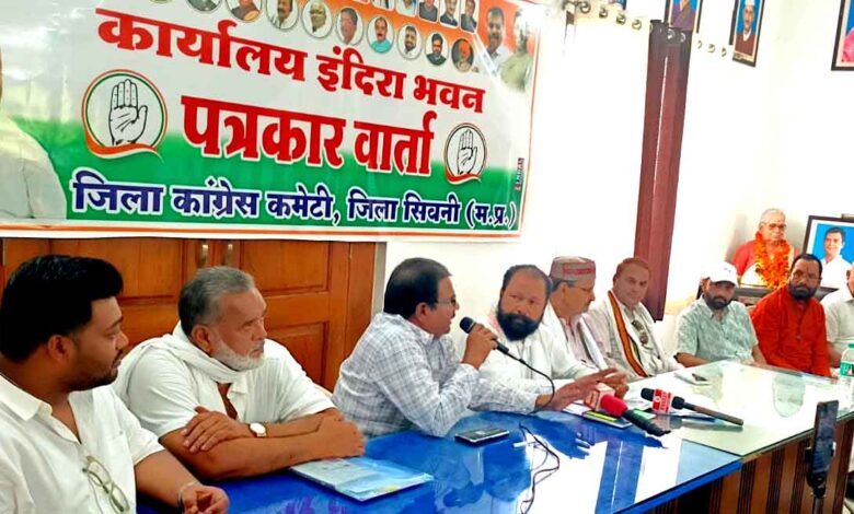 जिला कांग्रेस कार्यालय सिवनी में छात्रों की गूंज अभियान के दौरान पत्रकार वार्ता को संबोधित करते जिला कांग्रेस अध्यक्ष नरेश मरावी